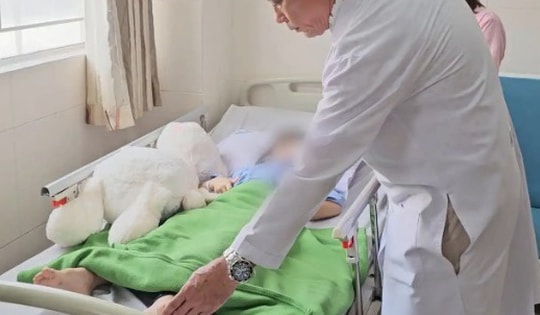 Xem điện thoại khi đi thang máy, bé 6 tuổi bị cửa kẹt gãy chân