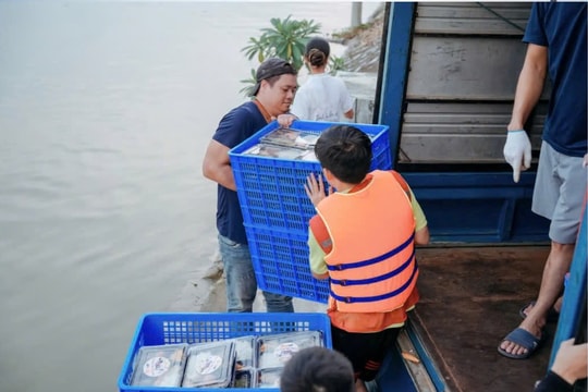 Chàng trai trẻ vượt hàng ngàn km để hỗ trợ các đồng bào gặp lũ lụt nơi vùng cao