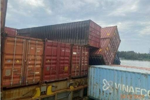 Vụ kiện 42 ô tô rớt xuống biển: Bên nói thiên tai, bên nói chằng buộc không kỹ lưỡng