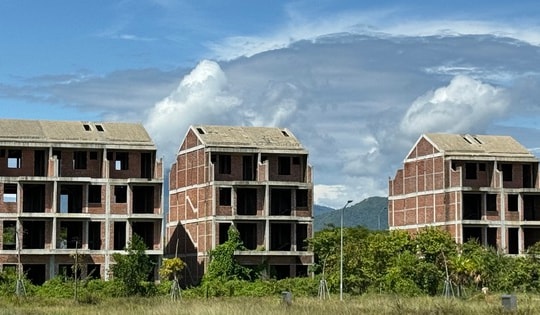 Loạt biệt thự dang dở bỏ hoang bên sông Cu Đê