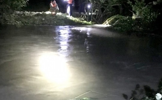 Ninh Thuận: Hai học sinh tiểu học bị nước lũ cuốn trôi khi qua đập tràn