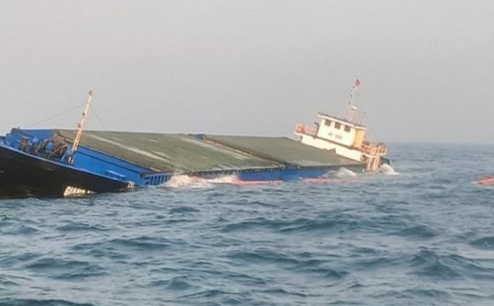 Tàu hàng với 8 thuyền viên chìm trên biển Quảng Nam