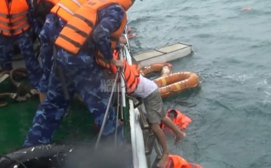 Hình ảnh cảnh sát biển cứu 8 thuyền viên tàu hàng chìm ở Quảng Nam