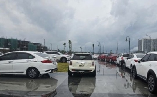 Mưa lớn, người dân Huế đưa hàng loạt ô tô đến quảng trường phòng ngập lụt