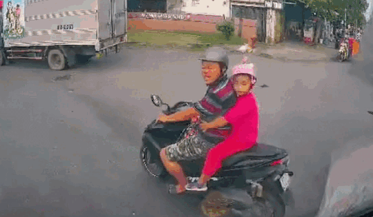 Người đàn ông điều khiển xe máy chở theo con nhỏ liên tục tạt đầu, hành hung tài xế xe tải