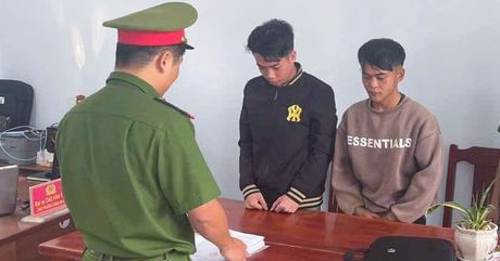 Bắt 5 thanh niên hiếp dâm bạn nhậu rồi quay clip đăng lên mạng xã hội