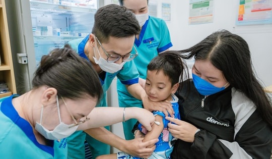 "Bà ngoại sắp nhỏ đi mua thuốc bên Long Châu được dược sĩ dặn, nên tui đưa con đến tiêm sởi miễn phí"