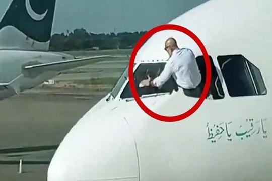 Phi công nhoài người ra ngoài lau kính máy bay khiến dư luận xôn xao