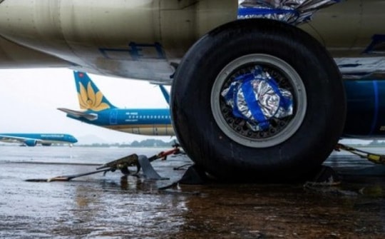 Tạm "đóng cửa" sân bay Đồng Hới ứng phó bão số 4