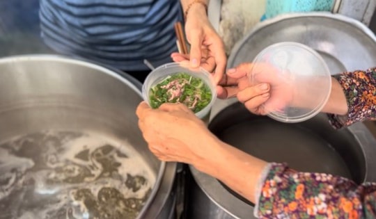 Ấm lòng quán phở từ thiện ngay giữa lòng Hà Nội