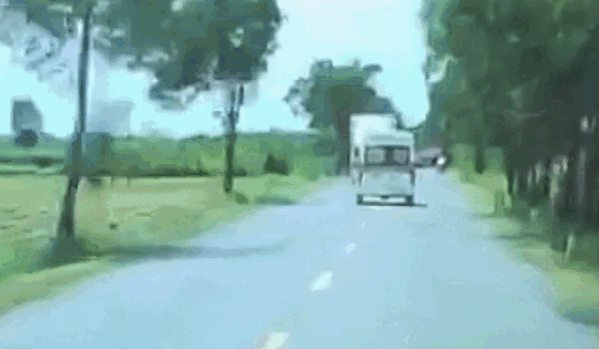 Thót tim cảnh xe khách lấn làn, đối đầu xe tải khiến 1 hành khách bị hất văng xuống đường