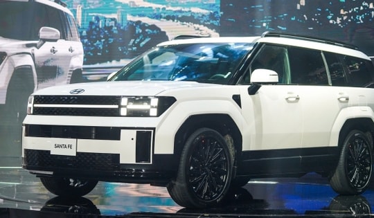 Giá lăn bánh Hyundai Santa Fe mới nhất đang rẻ kỷ lục, Toyota Fortuner lo lắng doanh số