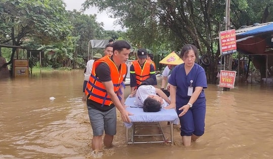 Đêm kinh hoàng của 'chiến sĩ' áo trắng dành giật sự sống cho người dân trong mưa lũ