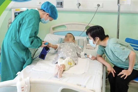 Bé 8 tuổi hồi sinh nhờ ghép thận