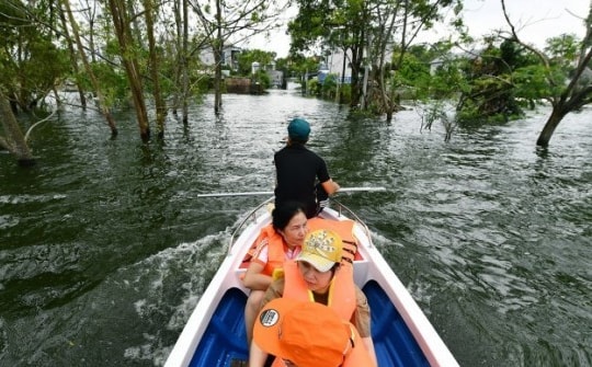 Nước không rút, rốn lũ ở Chương Mỹ 'hóa cảnh nước nổi miền Tây'