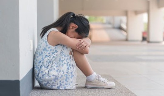 Cho con uống thuốc mãi không khỏi, đi khám bất ngờ phát hiện 'thủ phạm' trong vùng kín của bé gái 6 tuổi