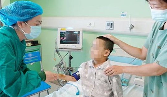Ghép thận cứu sống em bé 8 tuổi suy thận mạn giai đoạn cuối kèm suy tim
