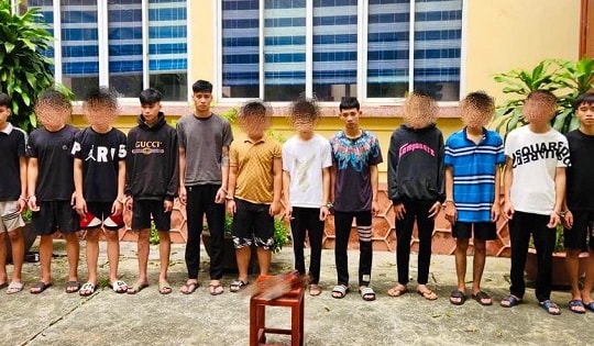 Tạm giữ nhóm đối tượng mang hung khí diễu phố chém người đi đường