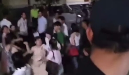 Người đấu giá đất xảy ra xô xát trong cuộc đấu kéo dài từ chiều đến tối