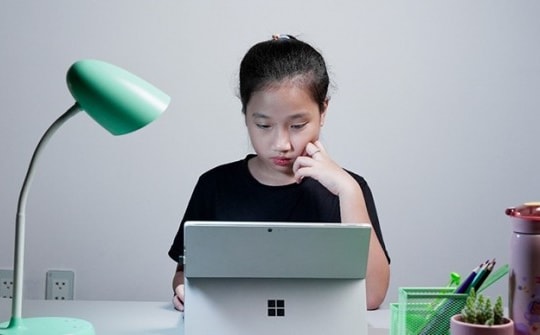 Tác động không ngờ của ánh sáng đèn bàn đến lứa tuổi học đường