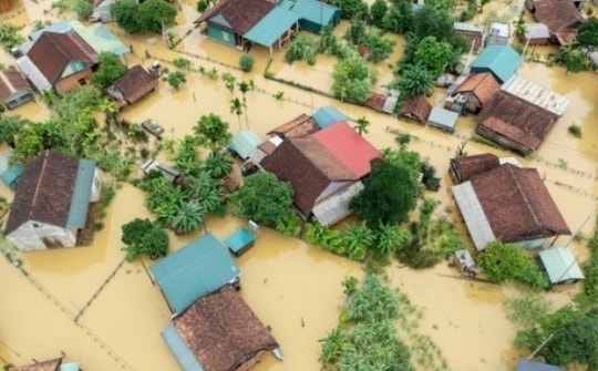 Lũ lụt bủa vây các tỉnh miền Trung, 'Làng du lịch tốt nhất thế giới' ngập sâu