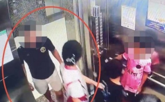 Điều tra vụ cô gái 18 tuổi "tố" bị người đàn ông vỗ mông trong thang máy chung cư