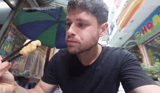 Khách Tây thử đặc sản chưa tới 50.000đ ở Hạ Long: Muốn ăn phải xếp hàng, nhận xét 'nó thực sự hoàn hảo'