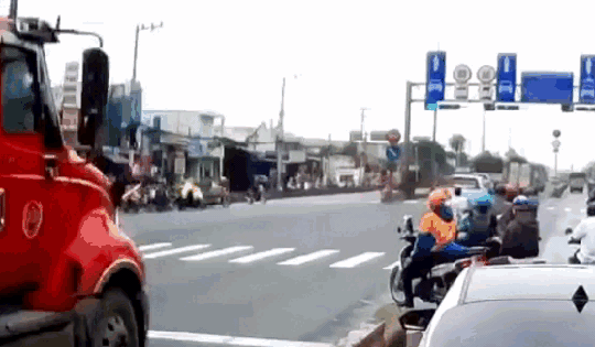 Xe container 'cố' vượt đèn vàng, gây tai nạn khiến 1 người thương nặng