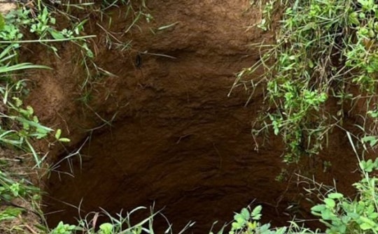 Quảng Bình: Bất ngờ xuất hiện 2 "hố tử thần" sau tiếng nổ lớn dưới lòng đất