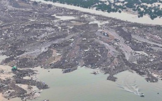 'Núi' rác khổng lồ đang 'tấn công' vịnh Hạ Long