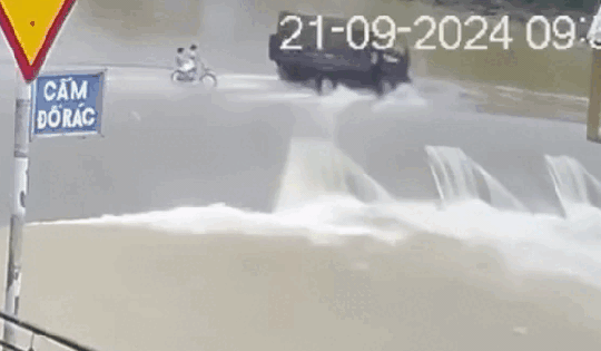 Thót tim cảnh hai bé gái bị nước cuốn trôi khi đạp xe qua ngầm tràn