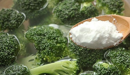 Thêm thứ bột màu trắng vào khi rửa rau, người dùng bất ngờ bởi kết quả sau đó: Nên làm theo hay không?