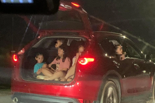 Chở người ngồi sau cốp xe ô tô có bị phạt?