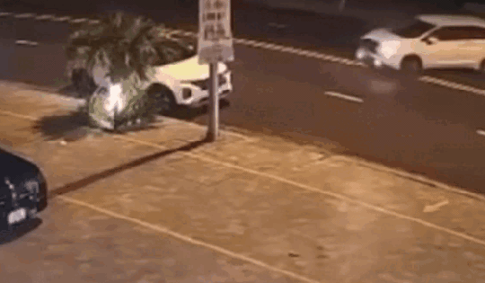 Di chuyển với tốc độ cao, xe máy lao thẳng vào ô tô sang đường 'ẩu'