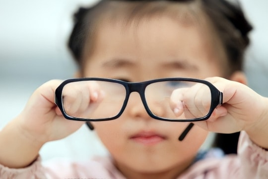 Nhiều phụ huynh tự ý cho con đi cắt kính và lời cảnh báo từ bác sĩ
