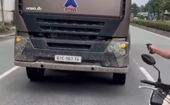 CSGT truy đuổi xe vi phạm, rút súng cảnh cáo như phim