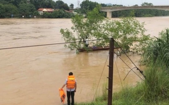 Người đàn ông ở Thanh Hóa bị nước lũ cuốn trôi 2km, sống sót kỳ diệu