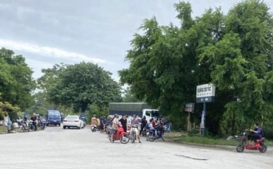 Mẹ bỏ con mới sinh vào thùng xốp thả trôi sông