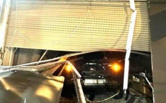 Ô tô bán tải lao thẳng vào nhà dân ở Bình Dương