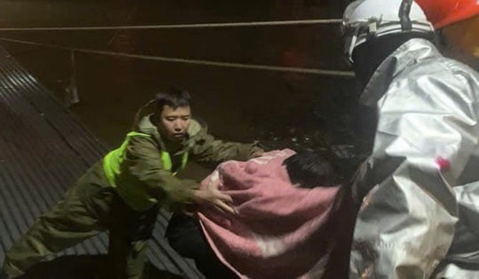 Hà Nội: Mâu thuẫn với vợ, người đàn ông nhảy cầu Nhật Tân tự tử