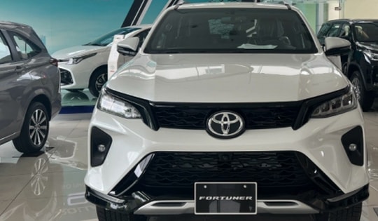 Giá lăn bánh Toyota Fortuner mới nhất giảm sốc còn ưu đãi lớn, Ford Everest và Santa Fe 'sốt xình xịch' với doanh số