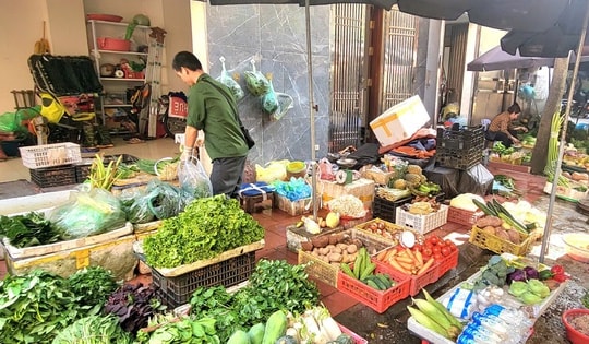 Giá rau xanh tại Hà Nội 'đắt khét' sau bão lũ