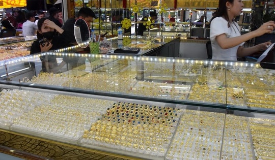 Vàng nhẫn tăng giá kỷ lục, nên mua hay bán lúc này?