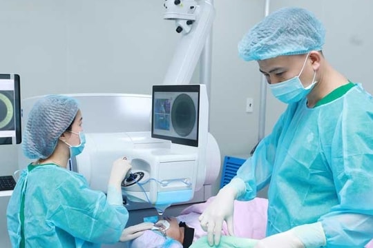 Vì sao phải đủ 18 tuổi mới được mổ mắt?