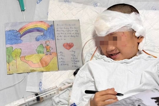 Bé trai Làng Nủ qua nguy kịch, thích gọi điện trò chuyện với anh