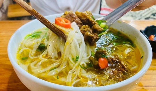Quán phở bò sốt vang hơn 20 năm ở Hà Nội, ngày bán 400 bát