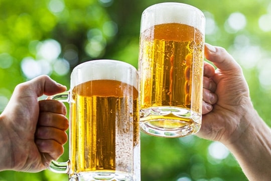 Uống bia trước khi ngủ có tốt?