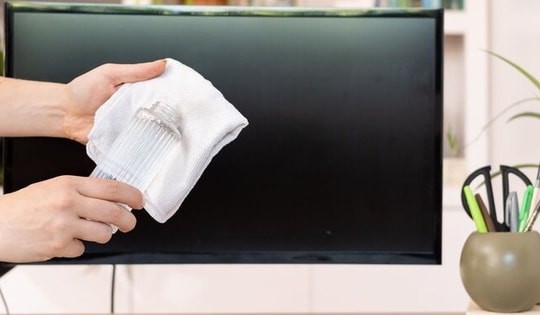 Vì sao không nên dùng giấy ăn lau màn hình tivi?