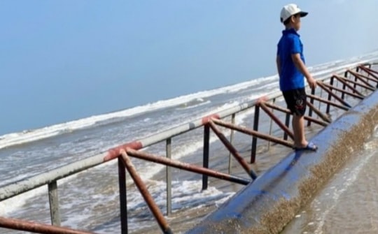 Nóng lòng chờ xử lý vật thể lạ nặng 10 tấn trôi dạt vào bờ biển