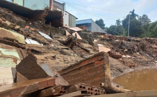 Sạt lở đất khiến 4 căn nhà đổ ụp xuống sông Đồng Nai